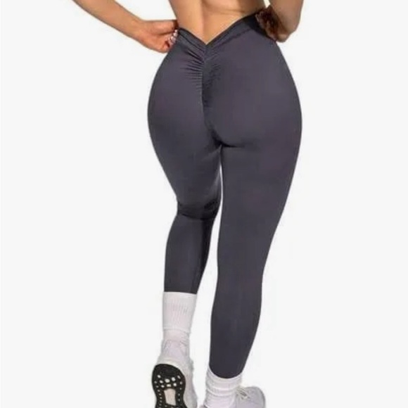 Two pack of  V back scrunch butt leggings- great quality brand new - Picture 5 of 6